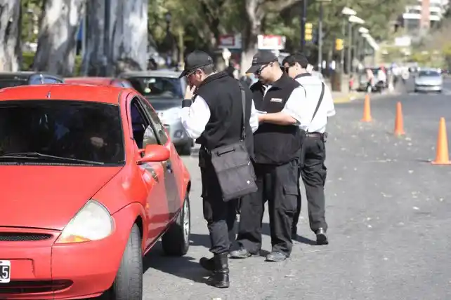 Avisan en Facebook sobre controles de tránsito y estalla la polémica