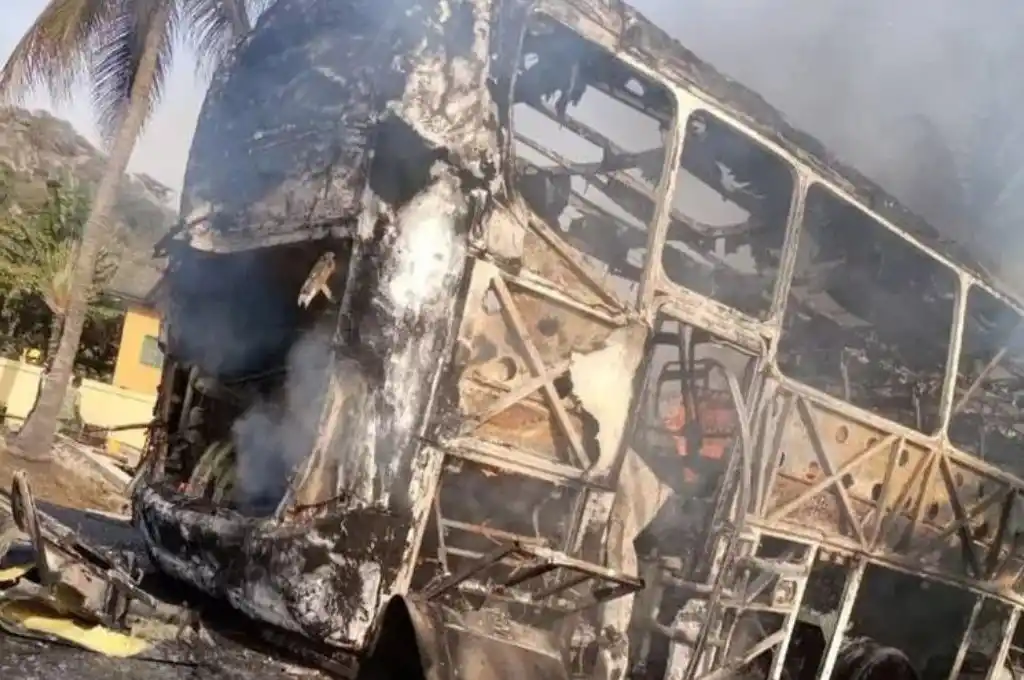 África: al menos veinte muertos en un choque entre un colectivo y un camión