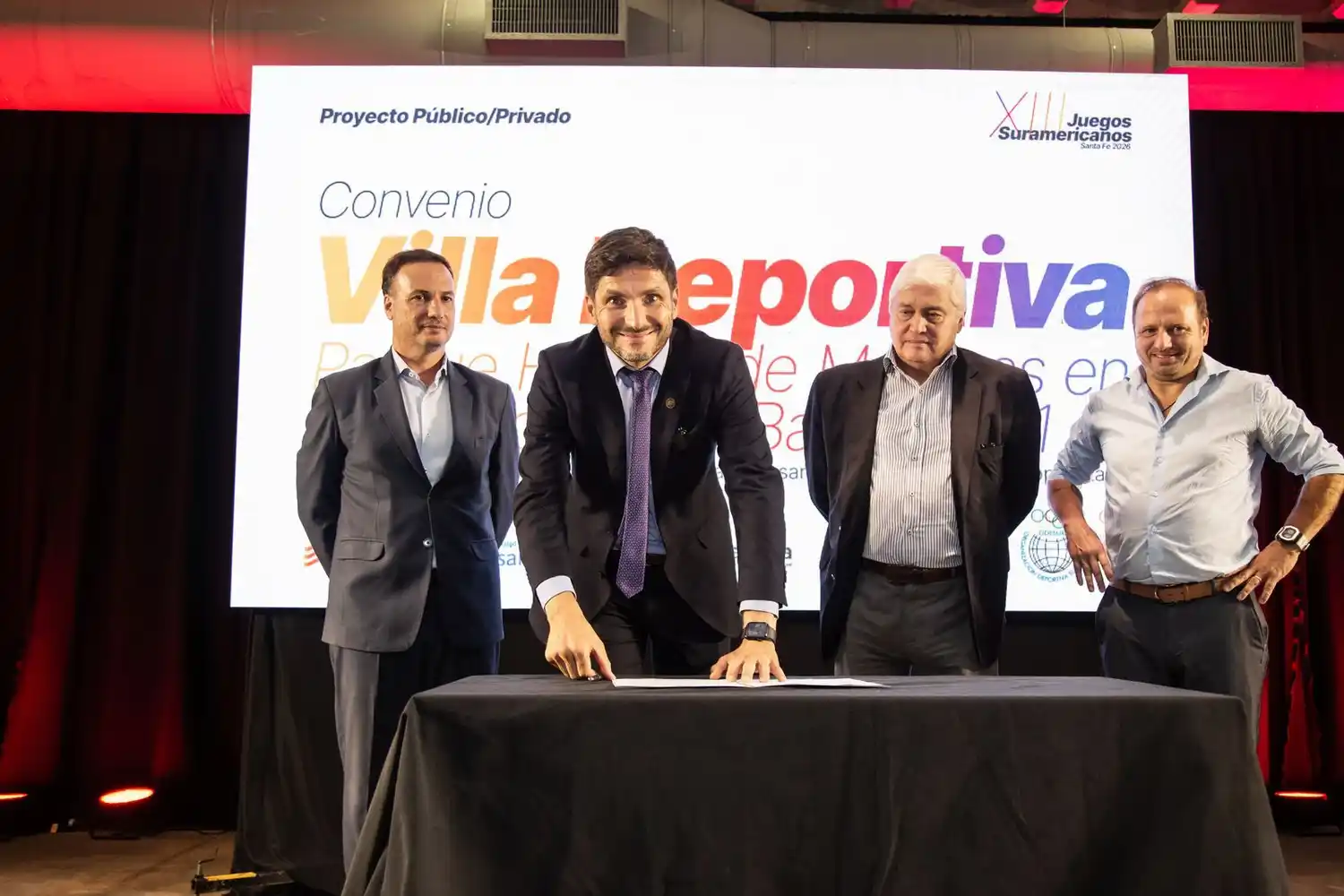 El gobernador en el momento de la firma del convenio.