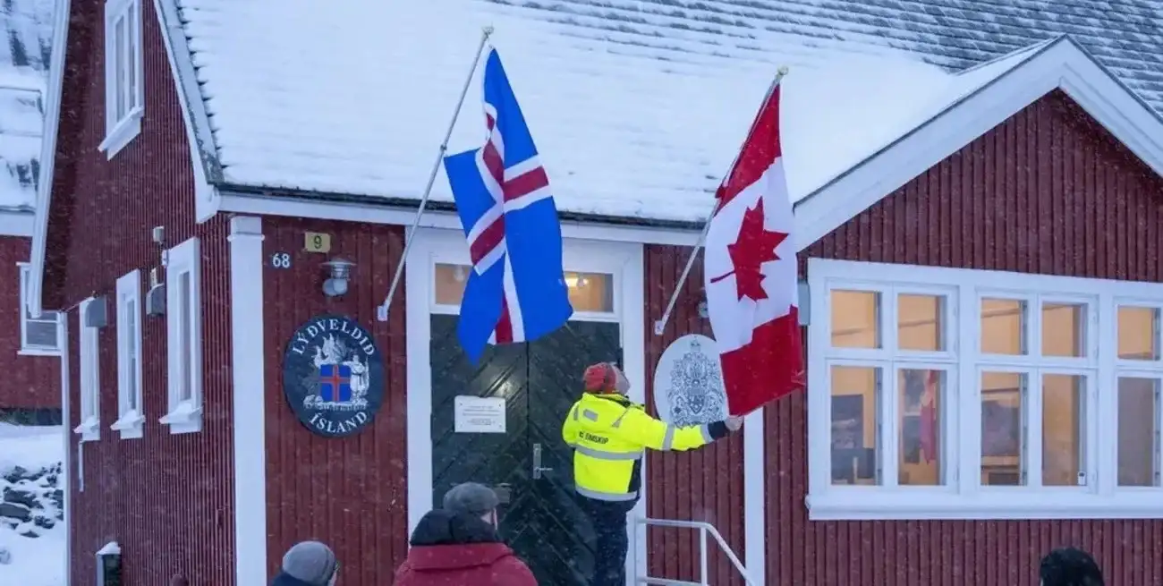 La bandera de Canadá ya habia sido izada temporalmente antes de la apertura del consulado canadiense en Nuuk.