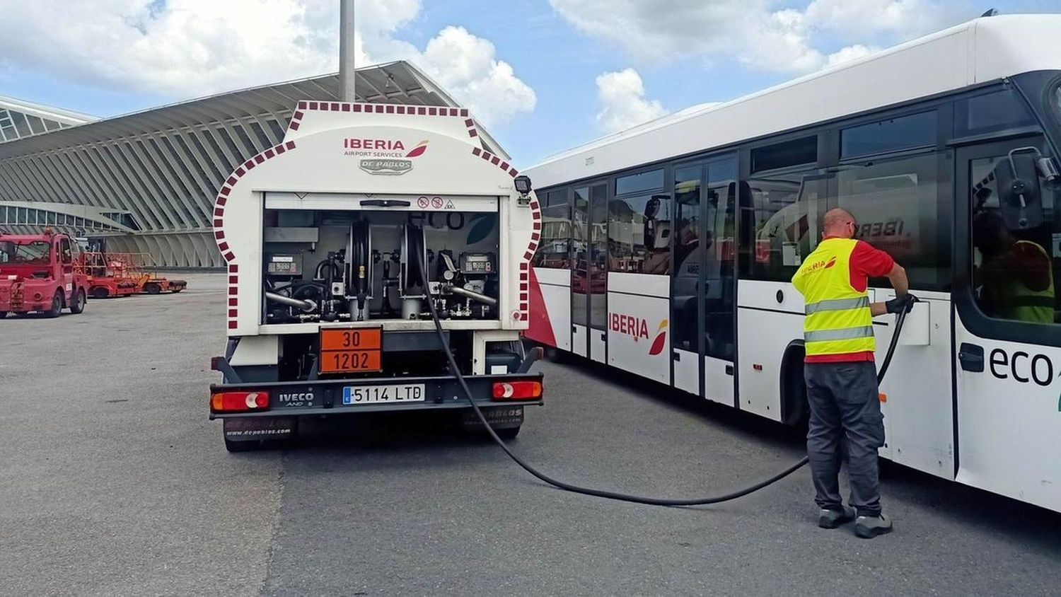 Todos los vehículos terrestres del Aeropuerto de Bilbao utilizarán combustible sintético durante junio