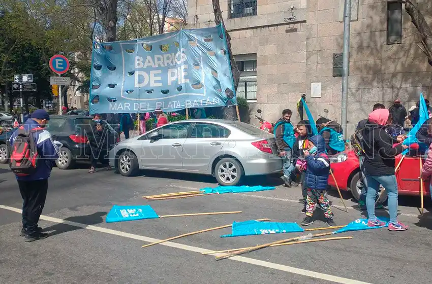 Protesta frente al Municipio: "La única salida de esta crisis es mediante el trabajo genuino"