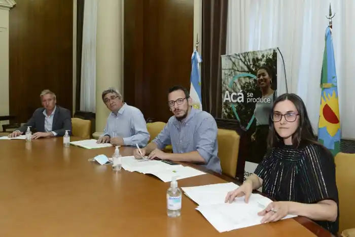 La Provincia firmó un convenio para facilitar créditos a pequeños productores