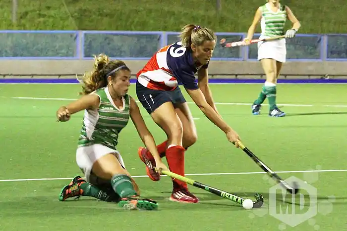 Agustina Fernández Fantini protege la bocha deslizándose ante la marca de Nancy Knudsen (Foto: Carlos De Vita)