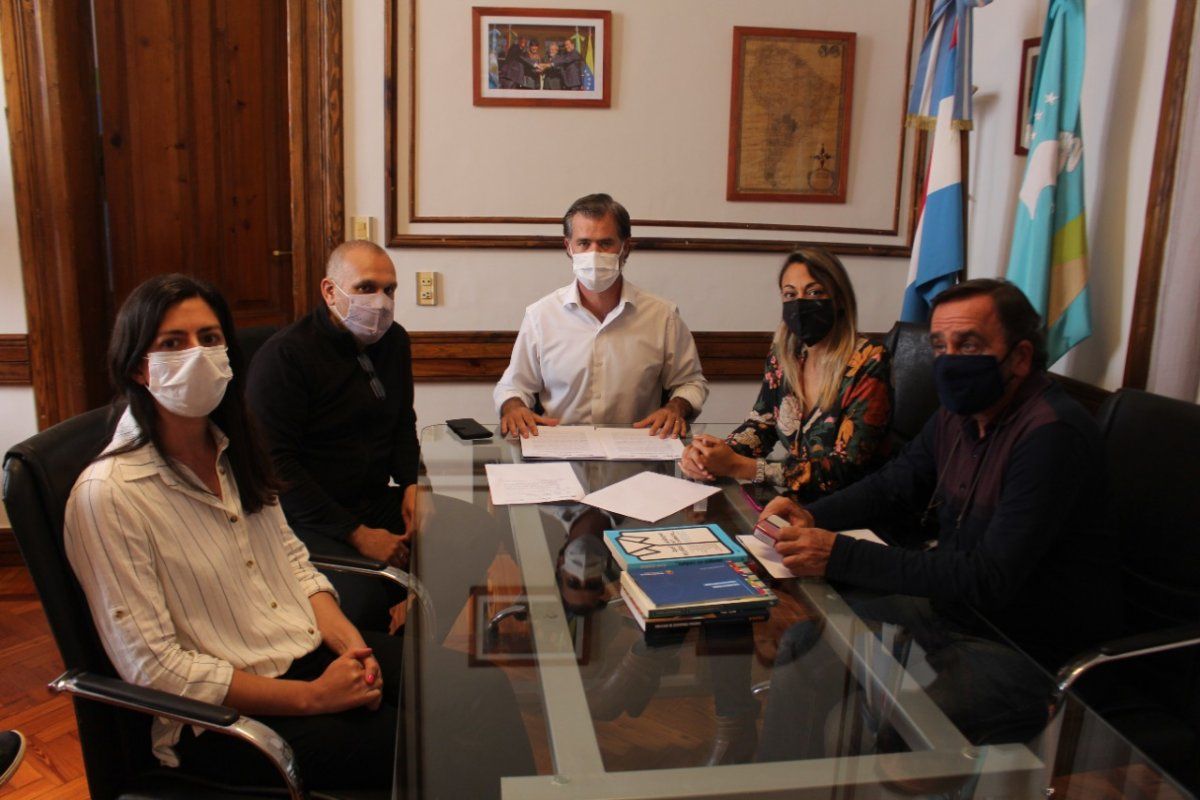 Firmaron un convenio por obras en el barrio Vicoer 108 Viviendas
