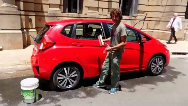Podrá seguir lavando autos para darles de comer a sus siete hijos