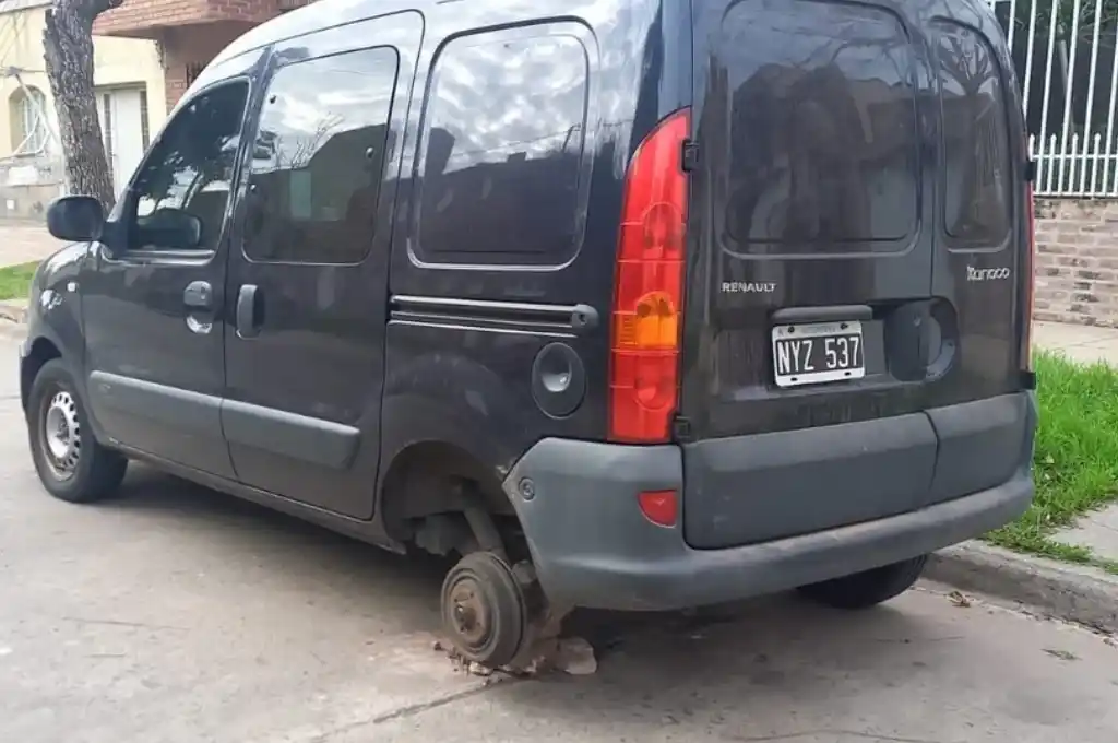 Los delincuentes robaron la rueda trasera izquierda del vehículo.