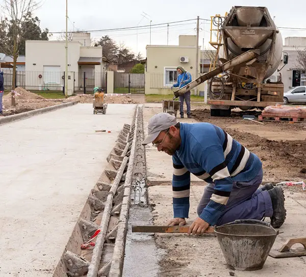 Construyen estacionamiento en la guardia del hospital