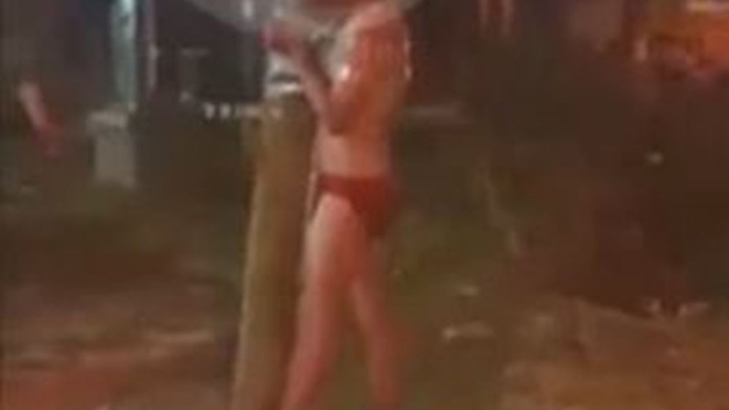 En José C. Paz se cansaron de la inseguridad: Los vecinos atraparon a un ladrón, le pegaron y lo dejaron atado desnudo