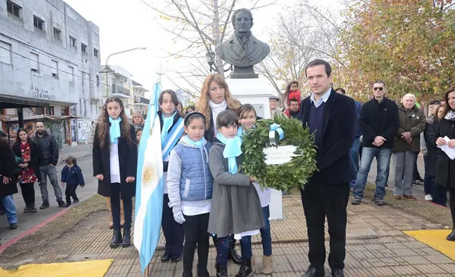 Abella encabezó el acto por el Día de la Bandera en Campana