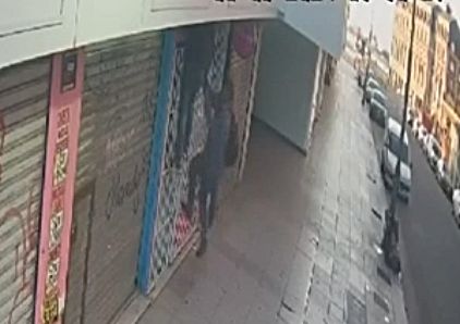 Se cuelgan de la persiana, rompen la ventilación y se llevan lo que alcancen a manotear.