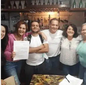 Henry Soto en una lectura de la obra de su esposa. Foto Instagram
