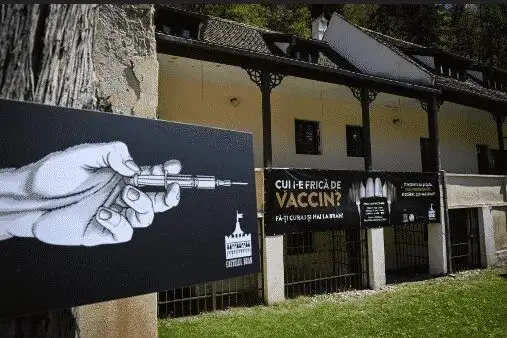 En el castillo de Drácula cuidan a la población. Foto AFP