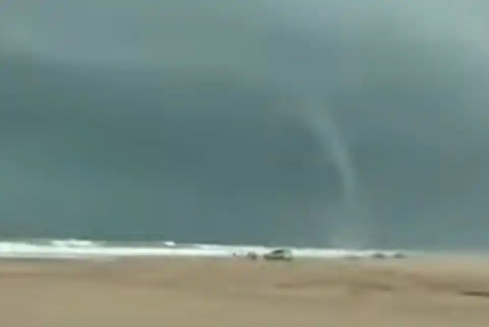 Una tromba marina impactó en las playas de Reta