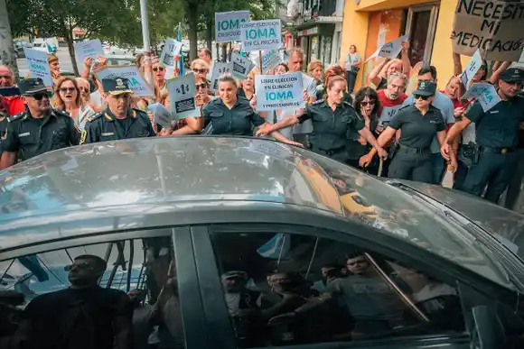 Protesta de afiliados de Ioma en medio de la visita de Kicillof a Mar del Plata