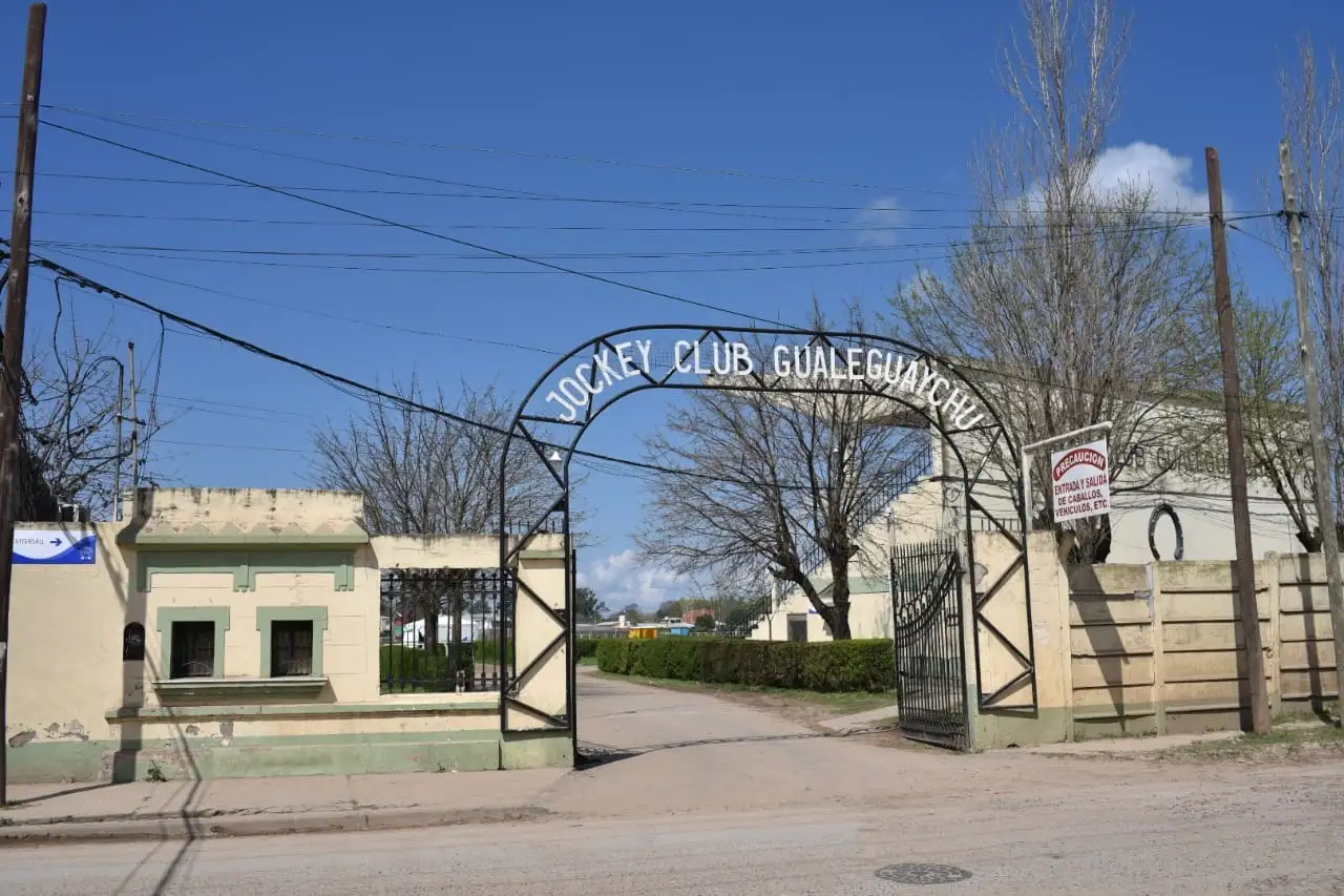 Versiones cruzadas sobre la muerte de un caballo en la jineteada del hipódromo
