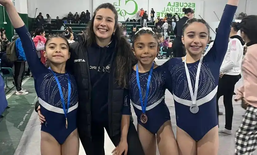 Mora, Lucía y Martina junto a su entrenadora. 