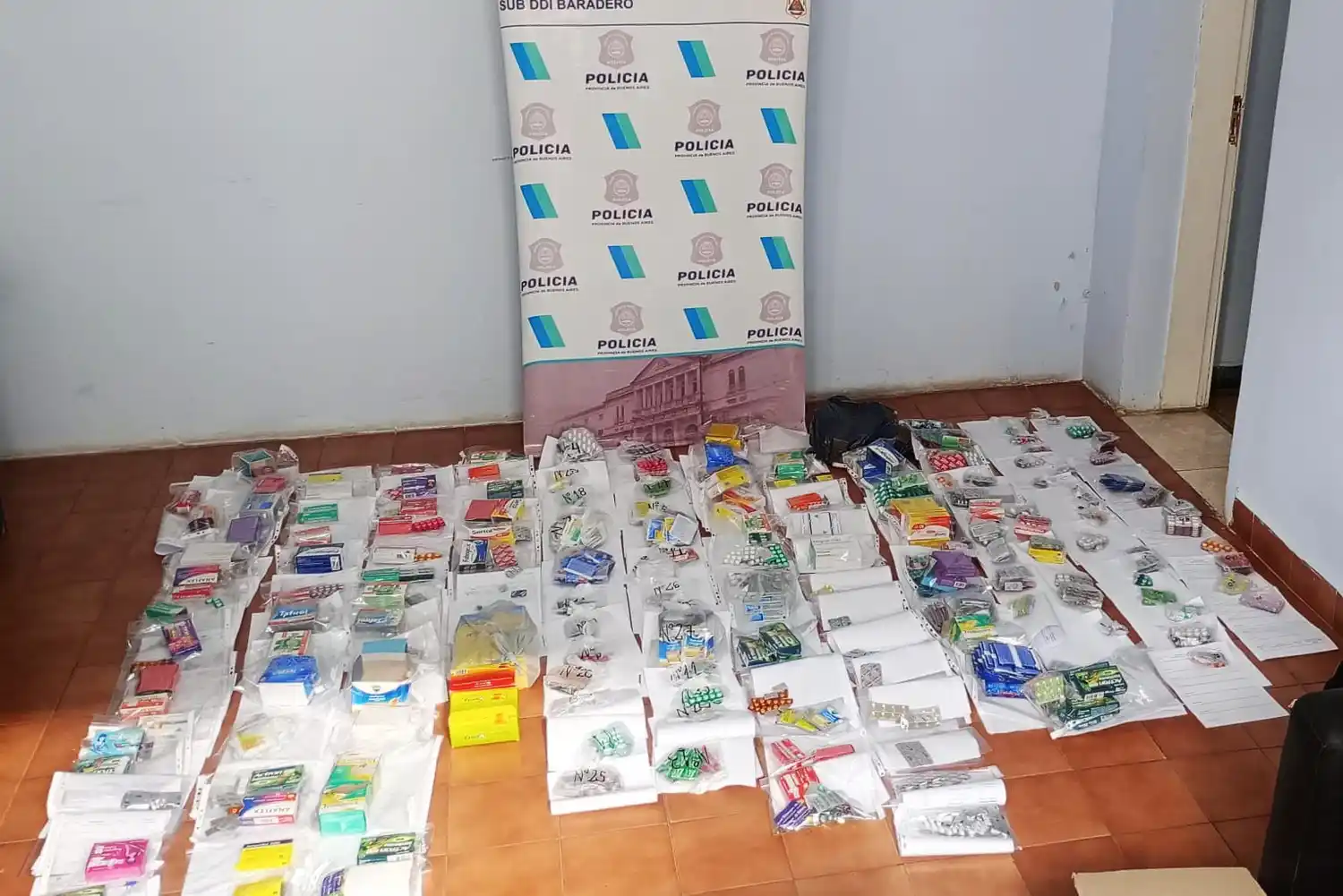 Parte de los medicamentos secuestrados en Baradero.