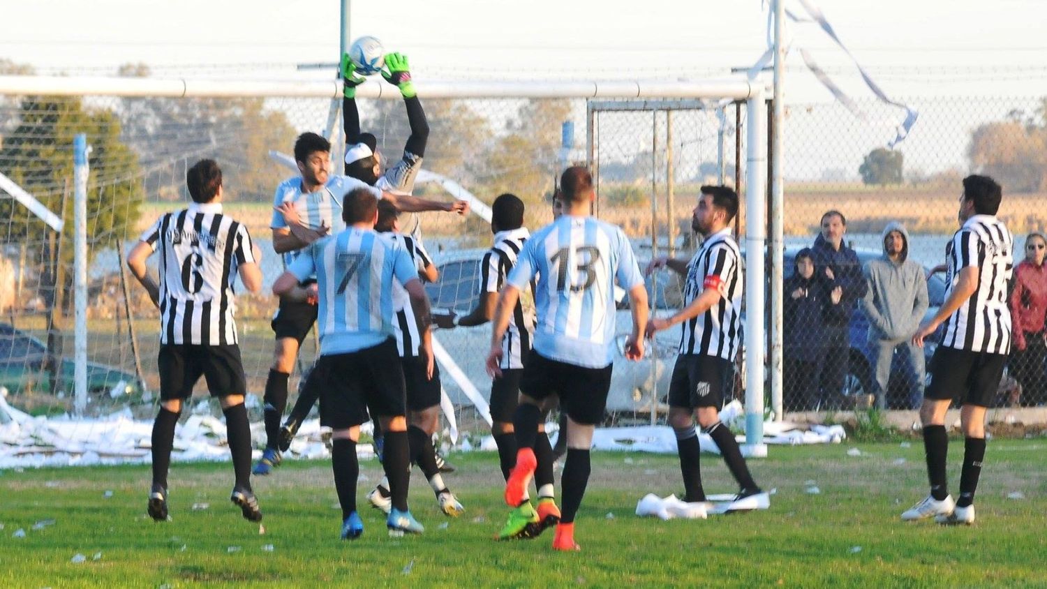 El clásico de Teodelina será uno de los destacados por la historia entre ambos y porque llegan a sólo un punto de diferencia en la tabla. Foto archivo gentileza Alberto Carmana.