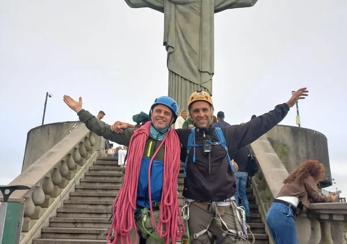 La llegada a la cima del Corcovado, con el Cristo Redentor como testigo de una hazaña que comenzó en Tandil.