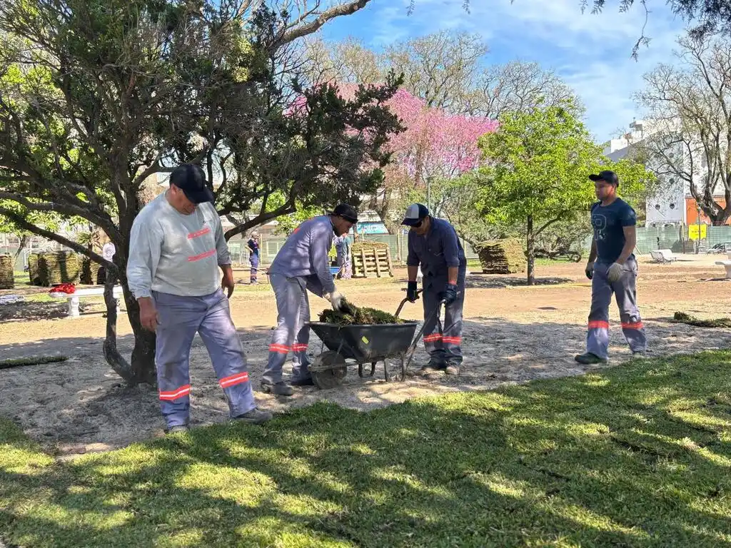 Cuadrillas municipales trabajan en la puesta en valor de la Plaza 25 de Mayo