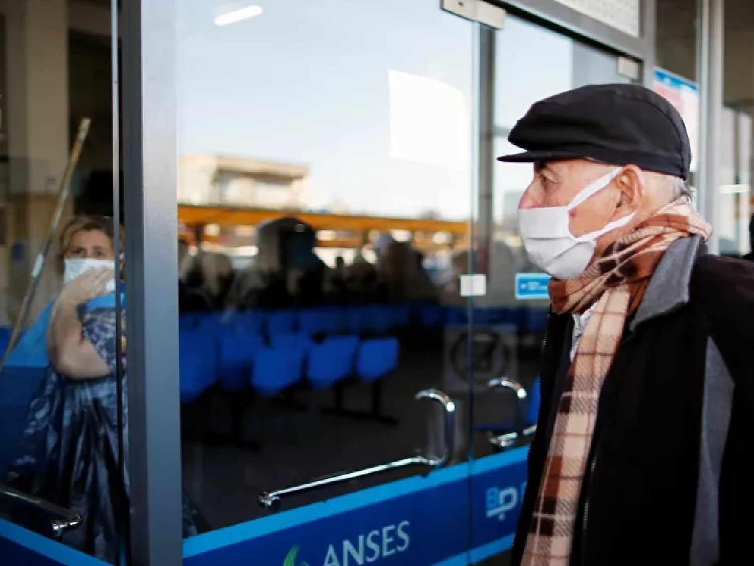 Hoy cobran el haber de abril jubilados y pensionados con DNI terminados en 2