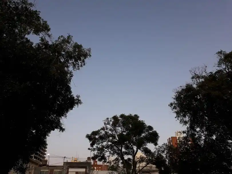 Viernes ligeramente nublado y con calor en la ciudad de Santa Fe