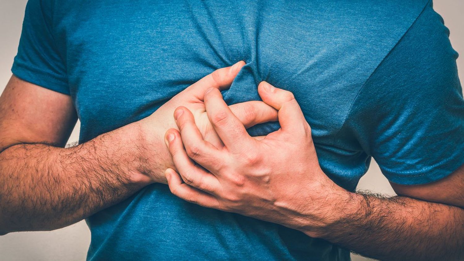 Ómicron: costocondritis, el nuevo síntoma doloroso de contagio de COVID
