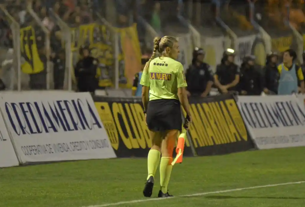 Otra dama asistente en un partido de Santamarina