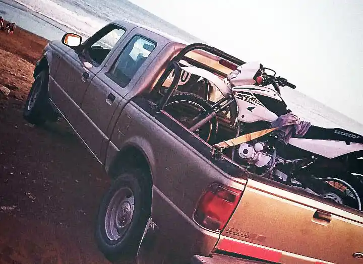 Les roban la camioneta y la moto de enduro a turistas de Laprida