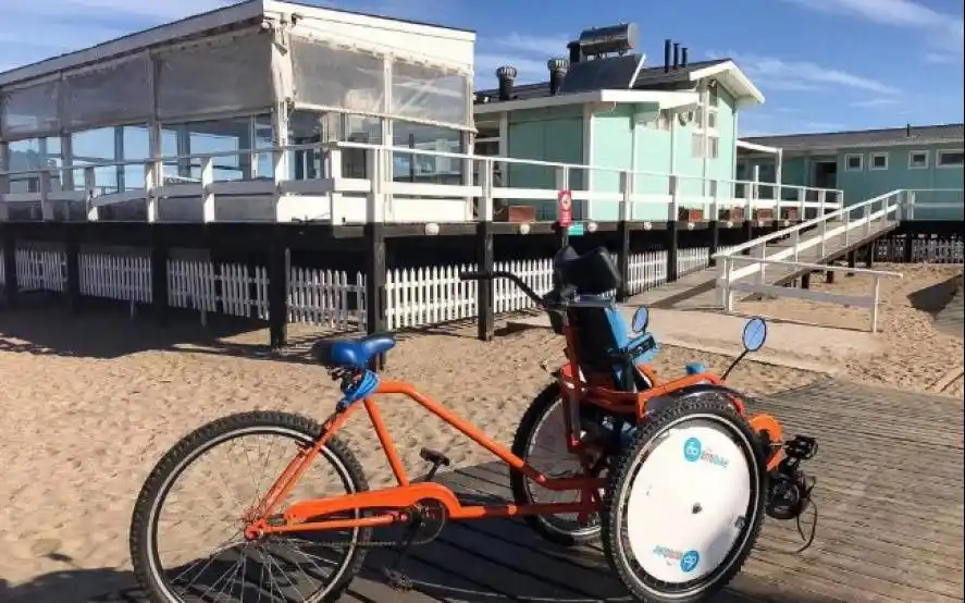 En Villa Gesell promocionan  la primera playa adaptada para personas con discapacidad 