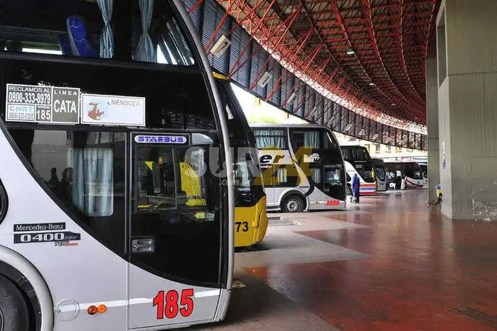 Este martes paran los colectivos de corta, media y larga distancia en todo el país