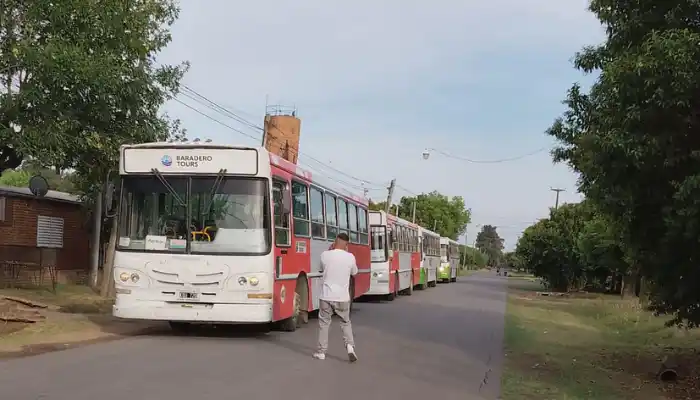 Colectivos nuevos que mando la Municipalidad para la EAV de Gobernador Castro