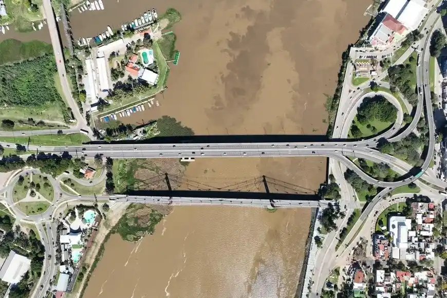 Un embalsado se atascó bajo el Puente Colgante de Santa Fe y lo retirará el Ejército: ¿cómo será el operativo? - 1