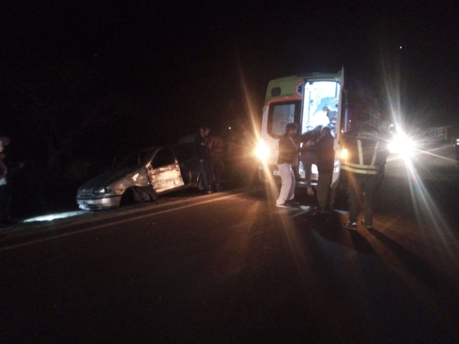 Un auto chocó con un camión