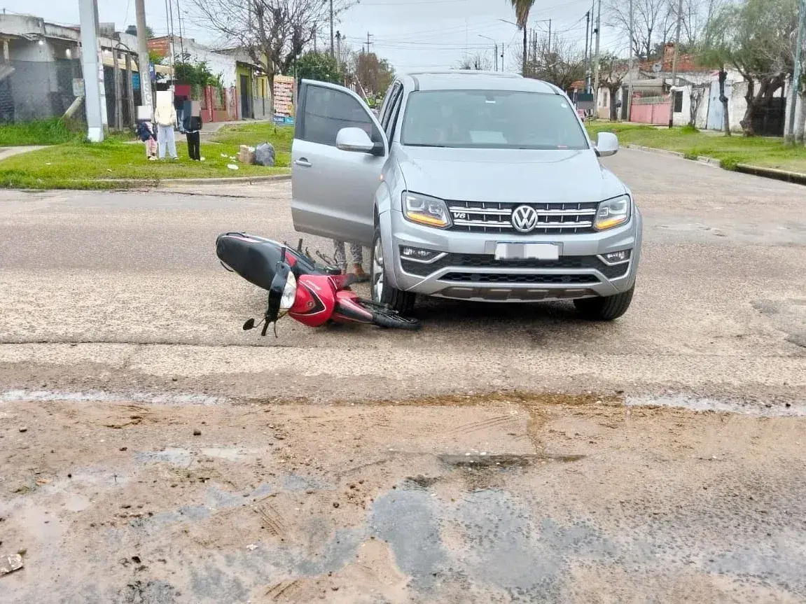 Colisión entre una camioneta y una moto dejó un hombre hospitalizado