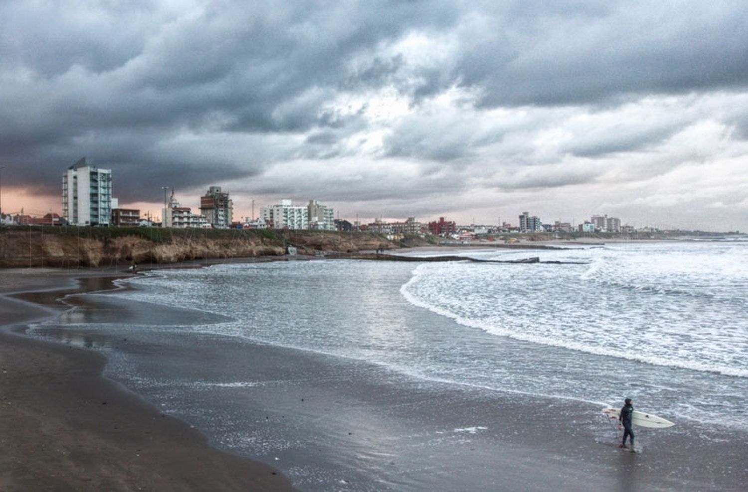 La amenaza de lluvia y el calor continuarán durante este lunes