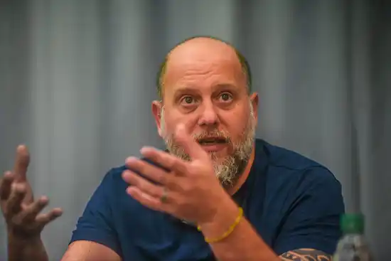 El periodista 'Cayetano' llega a Coronel Dorrego para compartir su historia sobre la adicción al juego