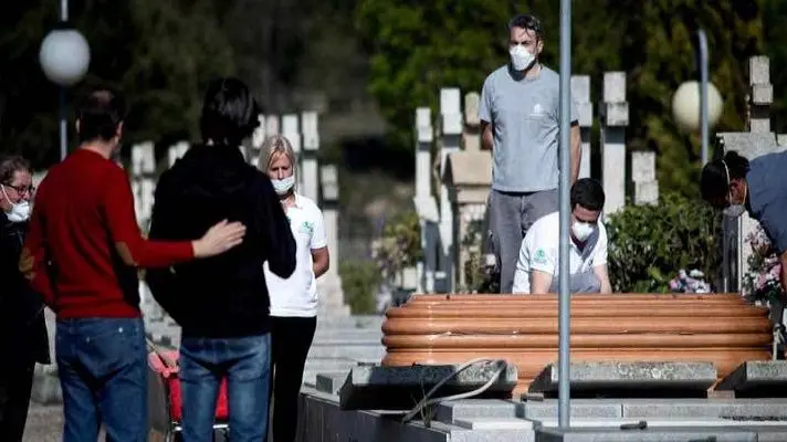 RÉCORD en el mundo: COVID-19 causa 15.000 muertes en un día