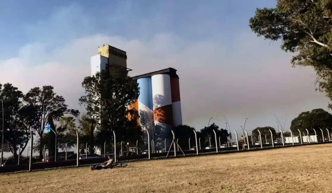 Volvió el humo y cayeron cenizas sobre Rosario