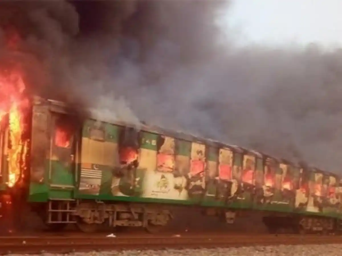 Tragedia en Pakistán: 71 muertos al incendiarse un tren