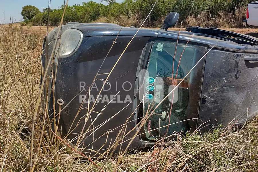 Fuerte vuelco de un vehículo en zona rural terminó con tres personas lesionadas