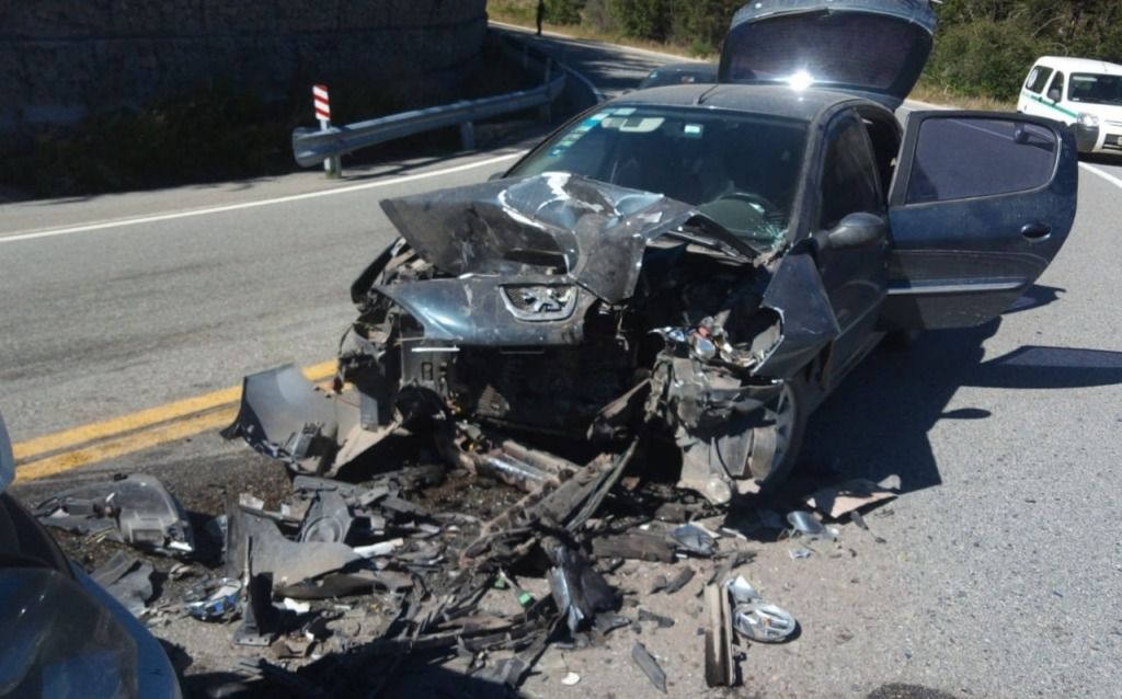Choque frontal entre una camioneta y un auto en el camino de los 7 Lagos