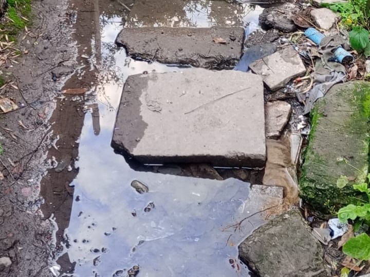 Reclamo por cloacas tapadas en Hermano Indio