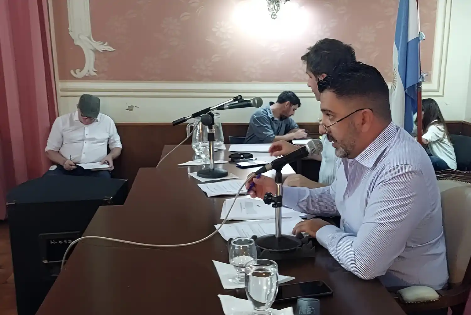 En las sesiones suele haber al menos tres empleados administrativos.