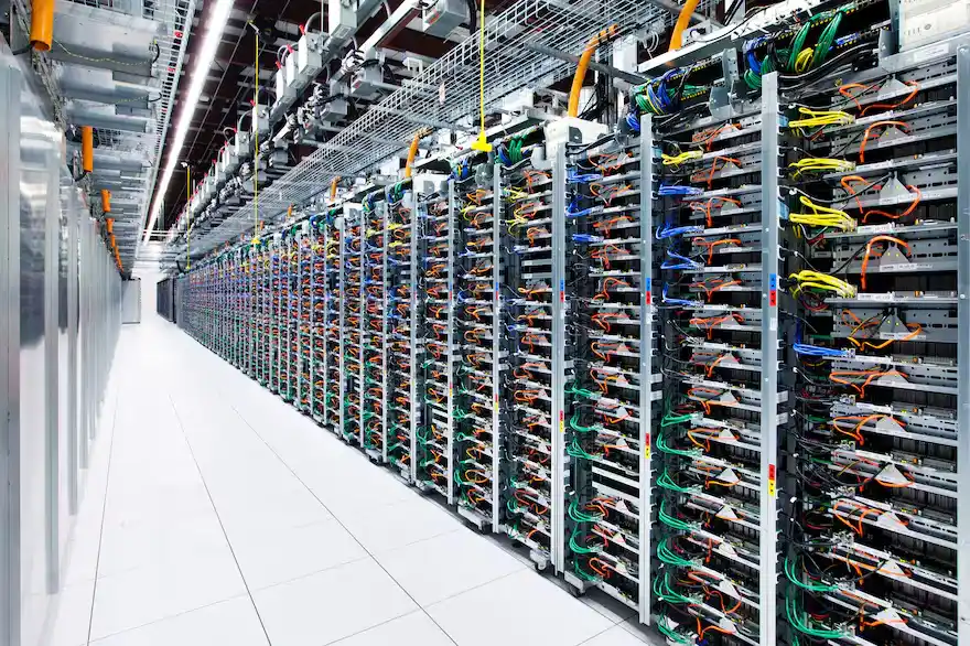 Los centros de datos como éste de Google tienen filas y filas de servidores trabajando a máxima potencia todo el día; se las refrigera con aire, que a su vez debe ser enfriado por agua