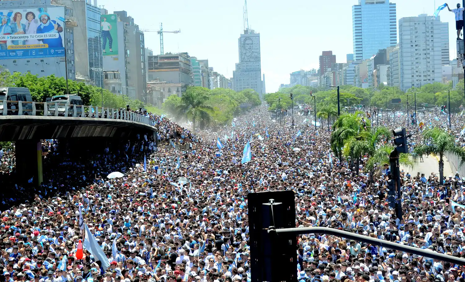 Cuatro millones de personas en histórica e imponente demostración de agradecimiento a la selección
