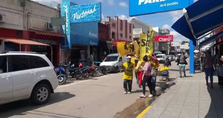 Militantes del MIJD entregaron petitorio en supermercado y en la Municipalidad