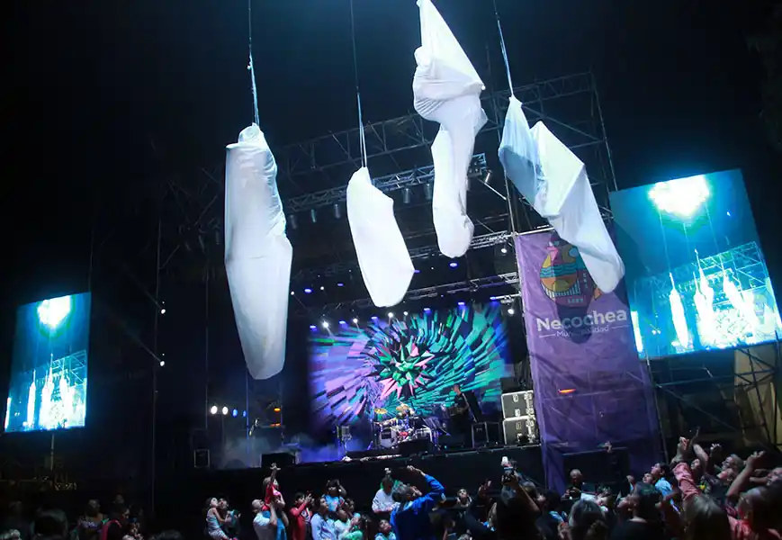 Un impactante show de acrobacias y luces