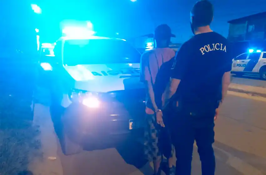 Pidió un hacha prestada y rompió la señalización de un bache